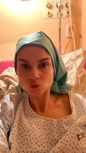 Denisa Cziglová Instagram - Dobré ráno všem. Spala jsem jak zabitá bez prášku na spaní úplně do růžova💓🙏🏽💫 
Což je před touto parádou mooooc důležitý.🙏🏽 
Jsem ready, vykoupaná, umytý háro, řádně oholená, aby nebylo na sále faux pas, mám na sobě andílka s holou prcinou- že se ti doktoři mají😈, podvazky jak malá rajda a teď už čekám až dojede kapačka s antibiotikama a jdeme na to.🙏🏽💫 
Vím, že si řeknete: Ona se zbláznila, nebo je magor, ale před tímto grand finálem je lepší být magor, než zhroucenina. 
Beru to všechno s respektem a pokorou. Jen se nechci nechat smést ze své optimistické cesty. 🙏🏽💫
Držte mi palce a moc děkuji za vaši podporu.❤️❤️❤️