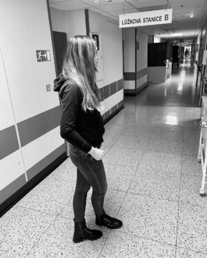Denisa Cziglová Instagram - Jak kdyby to bylo včera.🙈🖤
Rok 2014 - já 27 letá holčička s něčím o čem jsem neměla ani páru a zdání, co všechno mě čeká a co mi život přinese. Ta dětská naivita, že jedna operace a je to za mnou. 🙏🏽🙈

Už jsem přijatá na neurochirurgii ve FN. Moje oddělení, které dobře znám. Hodné sestřičky, můj super hero Profesor Smrčka záchranář, doktor Sova a celkově profesionální přístup. 

Co mě čeká a nemine už víme. Třetí velká operace mozku předemnou a tentokrát v awaku. Takže probuzení a 2 hodinová komunikace během operace a celkem cca 5 hodin na sále.

Asi jsem magor nebo blázen, ale všechno beru zatím v poklidu a připomíná mi to, adrenalin jak při tandemovém seskoku.

Nestresuji se a nepláču, protože tím si stejně nepomůžu, akorát budu mít migrénu a hlavu jako nafukovací balón.
Neberu žádné uklidňující léky, protože jsem se vším smířená a taky čím víc léků, tím větší borčus do těla.🤪
A vím, že během a po operaci toho bude dost. A léky na bolest budu první dny milovat.😅🙏🏽

Beru to jako výzvu, chtěla jsem být vždycky doktorka, ale bohužel jsem nešla na gympl a nemohla jsem studovat medicínu. Ale díky Evženovi jsem si už prošla neurologii, neurochirurgii, kardiologii, kožní pro toxíky , Žlutým kopcem a teď mě čeká operace u které budu i já za hlavni aktérku. 😅
Samozřejmě mám velký respekt, věřím doktorům a na druhou stranu mě zajímá jaký to bude, když budu popisovat, jak co cítím a pan doktor bude nádor vypalovat a postupně vyndávat, aby mi nepoškodil komunikační a zrakové centrum.

Moc vám děkuji za vaše zprávy a milá slova, omlouvám se těm, kterým jsem ještě nestihla odepsat, je to pro mě velká motivace, stejně jako moje rodina, můj manžel a moje malá holčička.❤️🙏🏽
Ve středu na mě myslete.❤️🫶🏻
#fuckcancer #cancermum #cancerfighter  #evzen #nadornamozku #jaktoceleprezitanezblaznitse #foodtherapybydenisa #staystrong #staypozitiv #brno #fnbrno