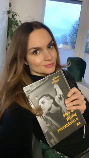 Denisa Cziglová Instagram - Ahoj moje milovaná rodino, lásko, přátelé, kamarádi a vy moji insta přátelé.❤️
Bohužel čas mé operace už se blíží a já bych vám tady chtěla zanechat pár slov. Nemyslím to tak, že bych se s vámi tímto loučila, že všechno končí.😅
To v žádném případě, takové úmysly nemám. Jsem bojovník a chci jim být do posledního dechu. 
Jen bych vám chtěla říct pár slov, jak to všechno zase začalo, co mě v následujících dnech čeká a jak to všechno vidím a beru. 🙌🏼🫶🏻
Vím, že poslední dva týdny jsem toho moc nenapsala ani nenamluvila. Tak se omlouvám, ale člověk se s tím vším musí poprat a hledat šanci a naději na uzdravení. 
Děkuji vám všem moc za Vaši podporu a opravdu motivující zprávy, opravdu mě to moc pomáhá. 🙏🏽❤️🙏🏽❤️🙏🏽
Moc děkuji své rodině za podporu a lásku, ale nejvíc děkuji svému muži, @romanza jak se k této životní situaci a etapě postavil a co všechno pro mě je schopný udělat. ❤️🙏🏽
#foodtherapybydenisa #cancermum #cancerfighter #staystrong #staypositive #evzen #tumor🧠