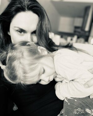 Denisa Cziglová Instagram - Lidičky ani nevím, jak moc vám poděkovat za tolik krásných zpráv a psychickou podporu.
Omlouvám se, že všem hned neodepisuji, zpráv je strašně moc a snažím se ten mobil házet chvilku za hlavu🙏🏽🖤 

Moc mi to pomáhá a moc si toho vážím, budu bojovat ze všech sil, jako lvice, ať ty hovaďáky, co se rozlezli v mé hlavě zlikviduji. 
DÍKY, DÍKY, DÍKY❤️❤️❤️

Tady je můj největší motivátor, který mě žene kupředu a aspoň nebrečím a nemyslím na to, co mě čeká.❤️❤️❤️
Zdravíme vás s Izou😘
#fuckcancer #cancemum #evzen #nador #foodtherapybydenisa #cancermum