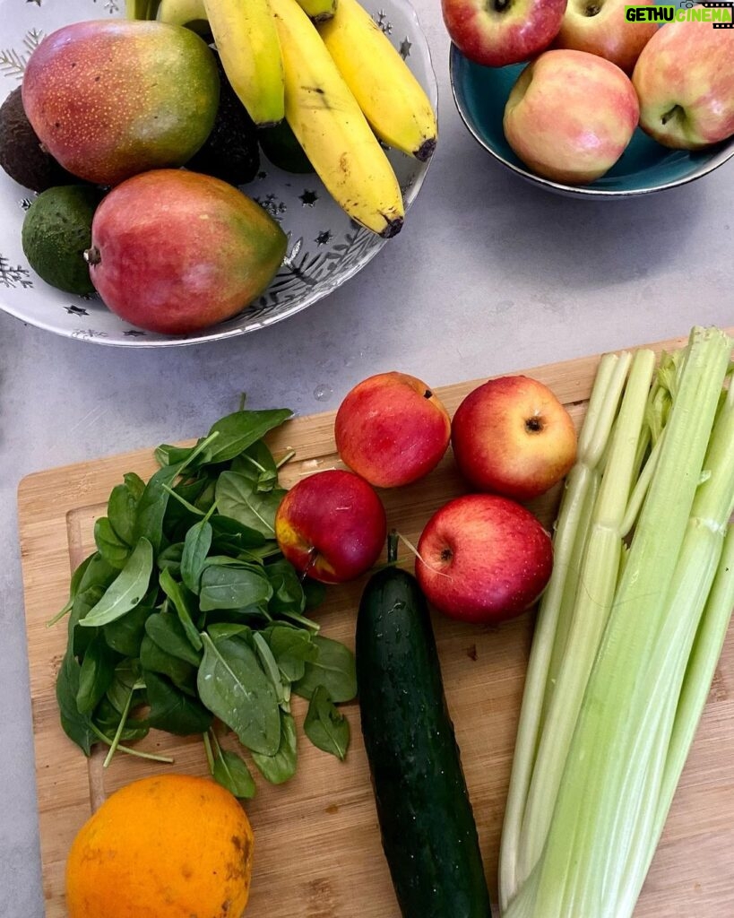 Denisa Cziglová Instagram - Trošku barev po ránu💛💚🧡 Zase je potřeba se vrátit ke starým zvykům🍏🥒🍊🥕 Pokud chcete posílit imunitu, doporučuji každý den, alespoň 2dcl odšťavněného ovoce a zeleniny na lačno. Můj fresh dnes: Řapíkatý celer Okurka Jablka Baby špenát Samozřejmě je fajn i pohyb a běhání, abychom porazili bacily.💪🏼 Dejte vědět, jak jste začali po Novém roce.😉🫶🏻 #ovoce #zelenina #fresh #freshjuices #imunita #bojsbacily #foodtherapybydenisa #cancermum #cancerfighter