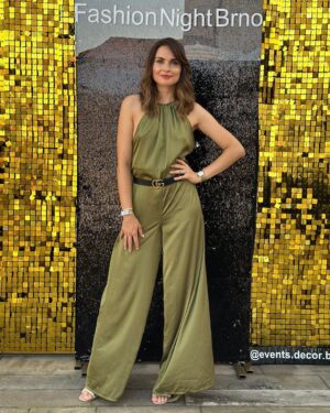 Denisa Cziglová Instagram - Moc děkuji za pozvání @fashionnightbrno 

Když po půl roce náročného období, 🫣
kdy jsem špatně mluvila a moje výsledky nejsou zrovna přívětivé, byla jsem moc ráda, že jsem mohla vyměnit pyžamo, papuče za společenské šaty a vyrazit ven a užít si módní show skvělých návrhářů. 

Bylo super potkat spoustu kamarádek, známých a moc jsem si užila tento večer🙏🏽❤️

Moc děkuji @lasatinofficial za parádní overal. 💚 #musthave

#fashionnightbrno #fashionshow #brno #brnozije #enjoyeverymoment #lifeisshortbehappy #foodtherapybydenisa #cancermum #fuckcancer #evzen #glioblastom #brno