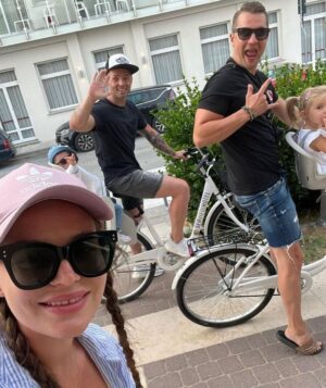 Denisa Cziglová Instagram - Neschovávej si nic na speciální příležitost, být živ je speciální příležitost🙌🏼💕

A tak to teď mám. 🙌🏼
Užívám si každý den naplno a vděčná za každý hezký den, dobré jídlo, dovolenou, svoji rodinku a přátelé.🙌🏼💕

Tak vás zdravím z Itálie 🇨🇮😎
Je moc fajn trošku přestat myslet, na to co se děje ve vás a kolem mě.

PS: Už jsem trošku přestala držet keto dietu a užívám si i rýži a brambory.😎🙏🏽😀
Sladké se snažím stále držet na uzdě, ale už na sebe jsem hodnější a dám si na co mám chuť. 😘

#enjoylittlethings #enjoylittlemoments #lovemylife #family #holiday #friends #italy #caorle #foodtherapybydenisa #cancermum #glioblastoma #evzen