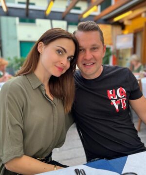 Denisa Cziglová Instagram - Neschovávej si nic na speciální příležitost, být živ je speciální příležitost🙌🏼💕

A tak to teď mám. 🙌🏼
Užívám si každý den naplno a vděčná za každý hezký den, dobré jídlo, dovolenou, svoji rodinku a přátelé.🙌🏼💕

Tak vás zdravím z Itálie 🇨🇮😎
Je moc fajn trošku přestat myslet, na to co se děje ve vás a kolem mě.

PS: Už jsem trošku přestala držet keto dietu a užívám si i rýži a brambory.😎🙏🏽😀
Sladké se snažím stále držet na uzdě, ale už na sebe jsem hodnější a dám si na co mám chuť. 😘

#enjoylittlethings #enjoylittlemoments #lovemylife #family #holiday #friends #italy #caorle #foodtherapybydenisa #cancermum #glioblastoma #evzen