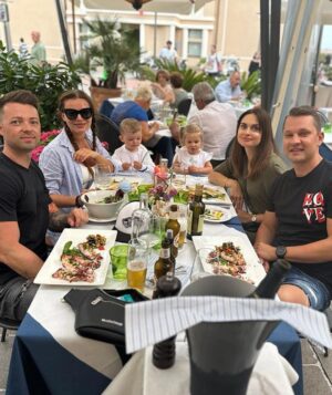 Denisa Cziglová Instagram - Neschovávej si nic na speciální příležitost, být živ je speciální příležitost🙌🏼💕

A tak to teď mám. 🙌🏼
Užívám si každý den naplno a vděčná za každý hezký den, dobré jídlo, dovolenou, svoji rodinku a přátelé.🙌🏼💕

Tak vás zdravím z Itálie 🇨🇮😎
Je moc fajn trošku přestat myslet, na to co se děje ve vás a kolem mě.

PS: Už jsem trošku přestala držet keto dietu a užívám si i rýži a brambory.😎🙏🏽😀
Sladké se snažím stále držet na uzdě, ale už na sebe jsem hodnější a dám si na co mám chuť. 😘

#enjoylittlethings #enjoylittlemoments #lovemylife #family #holiday #friends #italy #caorle #foodtherapybydenisa #cancermum #glioblastoma #evzen