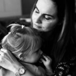 Denisa Cziglová Instagram - Beruško moje milovaná, už máš 2 roky a tři měsíce❤️🌸 Tak krásně mluvíš a nejde tě ani zastavit, jak chceš celý den vykládat.😃😅 To máš po mně, celá máma.😈 Děláš mi neskutečnou radost každý den a strašně mě držíš nad vodou v tomto “náročném období”. 🫶🏻 Chci a doufám, že to všechno zvládneme a budu tady pro tebe.❤️ Miluji tě, tvoje máma❤️❤️❤️ #izabelka #2rokyačtvrt🎈 #mojelaska #mojemalaholcicka