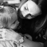 Denisa Cziglová Instagram - Beruško moje milovaná, už máš 2 roky a tři měsíce❤️🌸 Tak krásně mluvíš a nejde tě ani zastavit, jak chceš celý den vykládat.😃😅 To máš po mně, celá máma.😈 Děláš mi neskutečnou radost každý den a strašně mě držíš nad vodou v tomto “náročném období”. 🫶🏻 Chci a doufám, že to všechno zvládneme a budu tady pro tebe.❤️ Miluji tě, tvoje máma❤️❤️❤️ #izabelka #2rokyačtvrt🎈 #mojelaska #mojemalaholcicka