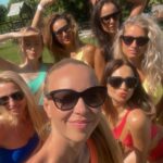 Denisa Cziglová Instagram - Dřív holky na mole👠, divošky 🐯,na párty 👯‍♀️ a dnes všechny mamky🙏🏽❤️ Ale pořád kamarádky, které toho mají tolik společného😅😈 Těch příběhů, vzpomínek a zážitků, co si můžeme od rána do večera vykládat je prostě to nejlepší. ❤️ Moc vám holky děkuji za to, že jsme se viděly a krásně si to užily😘❤️🙏🏽 @lenula8 @who_is_martina @ali1cka @gabi13ela @janullka1 @lucie__holikova prochazkova90 A doporučuji pro vás maminky, pokud chcete zabavit své děti a mít vše perfektně vybavené doporučuji @apartmanykocourek , vše naprosto perfektní,bude to naše každoroční tradice.🙏🏽 Ženy a plavky, o které mi píšete celý den 😅, tak najdete na @beach_swan 👙 #holkysobe #maminy #kamaradky #vysocina #pelhrimov #apalucha #apartmanykocourek