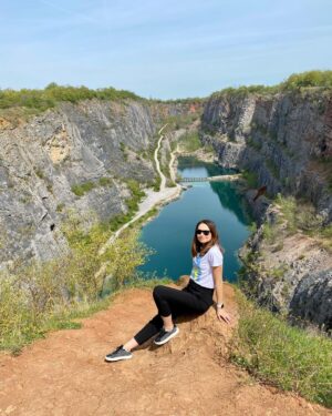Denisa Cziglová Instagram - Tak hlásím, už mám první @ozonovaterapie za sebou první čtyři dny.🙏🏽
Zatím se cítím velmi dobře a věřím, že bude ještě líp.🫶🏻
Mám před sebou další 14 dní čistění krve, buněk a jsem opravdu na celý výsledek. 🙏🏽🫶🏻
Člověk si musí užírat každý den, svoje přátelé, výlety a život na plno.❤️
Konečně jsem viděla „Velkou Ameriku".😀
A samozřejmě můj oblíbeny Karlštejn  nesmí chybět nesmí chybět.🙏🏽
Ale už se taky moc těším za rodinou a svoji holčičkou🥹💜

Často se ptáte, kdy vyrazíme do zahraničí a kam. Obvykle odpověď - řešíme a pracujeme na tom. Vše uvidíme, jak dopadne magnetická rezonance a pak budeme postupovat dál.
Tak prosím buďte trpělivý jako já😄

Přeji vám hezký víkend🙏🏽☀️🌸🌷
#vyletovani #cestovani #velkaamerika #karlstejn #enjoyeverymoment #foodtherapybydenisa #ozon #ozontherapie #cancermum #cancerfighter #glioblastom #staypositiv #staystrong