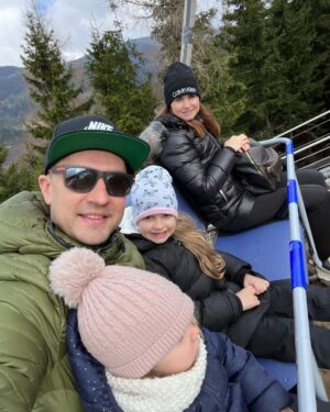 Denisa Cziglová Instagram - Poprvé jsme byli na Dolní Moravě v @wellnesshotelvista a kdo ještě nebyl s dětičkami, tak vřele doporučuji.🙌🏼😍👏🏻

Super hotel, spousta zábavy pro děti, animátoři, super programy pro zlatíčka, takže špatné počasí je zažehnáno, dětské koutky, herny, hřiště, bazény pro malé a velké, no a pro starší sauna a wellness😍

V zimě to tady musí být super lyžovačka a super zážitek byl dnešní Sky Walk. 🫶🏻🥹

Už chápu, že je tady věčně plno, protože tady si to opravdu užijí všichni a hlavně ty naše zlatíčka.❤️

#wellnesshotelvista #dolnimorava #rodinyvylet #holcicky #skywalk #czechrepublic #foodtherapybydenisa #cancermum #cancerfighter #enjoyeverymomentasitcomes⌛️