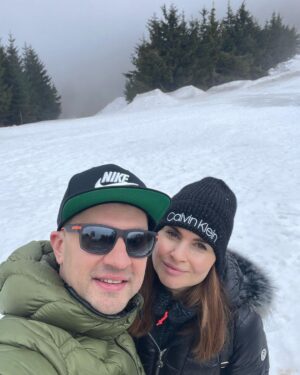 Denisa Cziglová Instagram - Poprvé jsme byli na Dolní Moravě v @wellnesshotelvista a kdo ještě nebyl s dětičkami, tak vřele doporučuji.🙌🏼😍👏🏻

Super hotel, spousta zábavy pro děti, animátoři, super programy pro zlatíčka, takže špatné počasí je zažehnáno, dětské koutky, herny, hřiště, bazény pro malé a velké, no a pro starší sauna a wellness😍

V zimě to tady musí být super lyžovačka a super zážitek byl dnešní Sky Walk. 🫶🏻🥹

Už chápu, že je tady věčně plno, protože tady si to opravdu užijí všichni a hlavně ty naše zlatíčka.❤️

#wellnesshotelvista #dolnimorava #rodinyvylet #holcicky #skywalk #czechrepublic #foodtherapybydenisa #cancermum #cancerfighter #enjoyeverymomentasitcomes⌛️