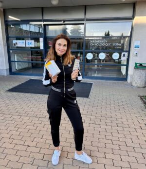 Denisa Cziglová Instagram - Chcete být milionářem? 😃

Tuto soutěž jsem jako malá holka milovala a ráda sledovala. Říkala jsem si ty jo, kdybych vyhrála milion, tak si chci sbalit batoh a procestovat celej svět. 🌎
Celý svět jsem ještě neprocestovala, ale milionářem jsem se díky vám stala na nějaký čas.🫶🏻
Dostala jsem druhý život a jsem vděčná za každý den.🙏

Vybraná částka už se pomalu blíží k utraceným 2000 000,- korun.🙈
Za co? Za různé terapie, vitamíny, doplňky, které jsem zkoušela na začátku v boji s Evženem, ale nic nepomáhalo ho zastavit. (pro rýpaly, doklady mám uložené).

A pak se stal zázrak, zabrala mně biologická léčba, @mou.brno která utlumuje nádorové buňky a já doufám, že nádor pomalu ničí a prodlužuje mi život🙏.

Samozřejmě vždycky je to něco za něco. Evžen se uspává, ale moje krevní testy trošku haprují. Játra, plíce i ledviny dostávají zabrat a to se opravdu snažím být vzorná. Jím zdravě, stále omezuji cukr, dodržuji pitný režim, jsem abstinentka, snažím se užívat vhodné doplňky a chodím stále na akupunkturu a lymfatickou masáž, aby šlo z těla ven to, co tam být nemá. 🙏

Domluvila jsem se s lékařem, že zkusíme snížit počet léků ze 4ks na 3ks na den. No týden jsem byla dobrá a druhý týden jsem začala pociťovat, že se nádory ozývají. 😥

Zmutovaný Evžen je závislý a potřebuje dostat denně svoji dávku, aby se buňky nezačaly množit.

Výsledky z MR byly a doufám, že budou zase dobré. 🙏

Většinou, to bývá tak, že po vyšetření a dobrých výsledcích pojišťovna hradí, nebo finančně podporuje léčbu pacienta. 

Tak doufám, že brzy pojišťovna podpoří i moji léčbu, protože částka skoro 200 000,- měsíčně, není opravdu malá částka po celý život.😰 

Moc moc Vám děkuji za vaši finanční podporu na @doniocz 
Jsem moc ráda, že se můžu radovat ze svého života a užívat si každý den.❤️ #vděčnost #biologickalecba #evzen #nadornamozku #bojsevzenem #glioblastom #masarykuvonkologickyustav #foodtherapybydenisa