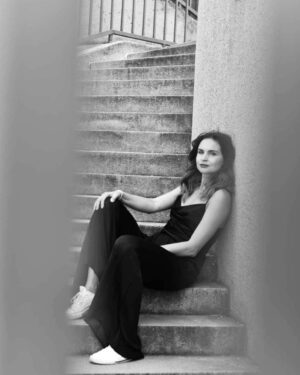 Denisa Cziglová Instagram - Ahoj přátelé, děkuji moc za vaše milé zprávy a jak na mě hezky myslíte. ❤️
Už jsou to dva měsíce, kdy užívám BIO léčbu a stále doufám, že se léčba chytne a Evžena a jeho kámoše pomaličku likviduje a zmenšuje.🙏🏽🫶🏻

Už jsem snížila dávkování kortikoidů z 1 kousku na malinkou čtvrtku. Závisí to hodně na počasí a tlaků. Někdy třeba neberu vůbec a někdy cítím, že hned ráno si musím dát. Tak doufám, že tohle je malé znamení, že se nádory stahují.🙏🏽🙏🏽🙏🏽 

Občas cítím lehký epi záchvat, brní mě jazyk, zvyšuje se tep a to je znamení, že si musím kousek prášku dát. Je neuvěřitelné jak je naše tělo propojené. Pořád mě mrzí, že jsem nestudovala medicínu, kterou jsem vždycky chtěla dělat. 
V příštím životě chci být neurochirurg.🧠😀🫶🏻

Tak vám zase brzy napíši🙋🏽‍♀️. 
Moc děkuji za super fotky @m_kolarik_ 👏🏻❤️ Příště vám zas další pošlu.📸

Užívejte dovolené, léto a prázdniny.🙏🏽🌼☀️
#mujboj #mujpribeh #mojelecba #glioblastom #nador #nadornamozku #lifeisshort #enjoyeverymoment #photo #photoshooting #marekkolarik #brno
