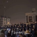 Deniz Uğur Instagram - Eşim #99Depremi’ nde ailesini kaybettiği için bizim evde #6Şubat ’ı izleyen günlerde büyük yas vardı. Bir felâketi tekrar tekrar yaşamanın ne demek olduğunu bilen biliyor. Hiçbir zaman unutmayalım ki içimiz bir daha cayır cayır yanmasın. Kazandığımız bilinç bir daha uykuya dalmasın. Acılar ders almak içindir. Şifa bulmak için aydınlanır insan. Hiçbirini unutmayalım🤲🏼