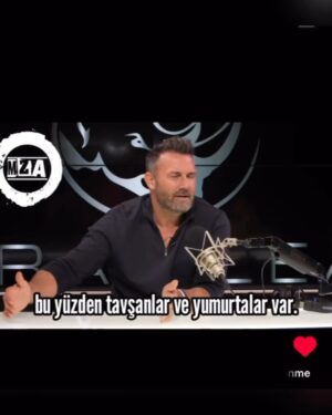 Deniz Uğur Instagram - Paylaşımı için @mr.glassesss ‘a teşekkür ederim. Öğrenmenin sonu yok. Günümüzde çoğu insan bütün dünyada gelenek halinde yaptıkları birçok kutlamanın kökeninin Pagan adetlerine ve ritüellerine dayandığını bilmiyor. İslam öncesi Anadolu kültüründe de bazı gelenekler mevcut. Bu konularda bilinçlenmeyi önemli buluyorum. Şeytanî olan ritüellerle, mesela bolluk bereket için (ben alışmışım, Hıdırellez’de fırında hamur işi tatlı pişiririm, aşure kaynatmak da eski bir adetimiz) masumiyetle yapılanlar tabii ki bir değil ama bunun sömürüye açık bir konu olduğunu düşünüyorum. Günümüzde çoğumuzun sürdürdüğü birçok âdet İslam öncesi çağlardan geliyor. Doğumgünü ve yılbaşı kutlamaları gibi. Kültür, tarih ve din ayrı konular olsa da, insanlar kültürel olarak adetlerin kökenini bilmelidir bence. Bilgi kazanmayı, bilinçli davranmayı yaşamın tüm alanlarına yaymalıyız. Siz de yorumlarda kendi bilgilerinizi paylaşabilirsiniz, farklı düşünceler olabilir, zenginleşmiş oluruz. Bilgi en güçlü silahtır. “Anadolu bilgeliği” candır🤍
➡️➡️➡️
#Traditions