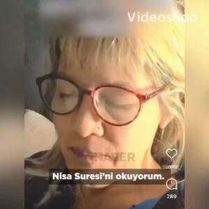 Deniz Uğur Instagram - Bu fotoğraf #KırgınÇiçekler dizisinden🦋
Videoyu izlemenizi öneririm.
➡️➡️➡️
İnsanlar sadece ikiye ayrılır; İyi insanlar ve kötü insanlar…. K*tliam sponsoru ülke halklarının kendi devletlerine öfkesi çığ gibi büyüyerek devam ediyor. Yakın gelecekte, Batı’da Kur’an okumayan kalmayabilir. Hayatın normale dönmesine izin vermiyorlar. Dikkatleri dağılmıyor, kanıksamıyorlar, unutmuyorlar. Birileri gibi “F*listin Edebiyatı”ndan sıkılmıyorlar. Bu anlamda, geçtiğimiz 70 günde bana iyi hissettiren şey hayatımda gerçekleşen arınma oldu. Sessizce benden uzaklaşanlardan memnunum. Çünkü sorun benimle aynı görüşlerde olmamaları değil, içlerindeki kompleksin onlar için “dostluğumuzun” anlamından daha büyük olmasıydı. Paylaşımlarımdan hoşlanmayıp yine de saygı duyabilirlerdi ama takipten çıkarak beni dışladıklarını belli etmek istediler. İnanılır gibi değil ama evet, bazısı işte bu kadar gelişmemiş oluyor. Oysa ki ben, onların hatrını kırmamak için hastalıklı selfie’lerini görmeye yıllarca katlanmıştım. Gönül rahatlığıyla söyleyebilirim; Sahtesiniz, bencilsiniz, yüzeysel, kıskanç, üstelik ırkçı ve faşistsiniz. Allah size acısın ve selâmet versin…
#FightBetweenGoodAndEvil