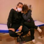 Deniz Uğur Instagram – Eşim, kızım ve ben hastanedeydik👩‍⚕️
Influenza ailesi🤧
Bitkinlik, eklem ağrıları, boğaz kızarıklığı, öksürük, hafif ateş🤒
Maskeler yine hayatımıza girdi😷
Birimizin ayakta kalıp koşuşturması gerekiyor🏃🏻‍♀️
Kameraman benim🙋🏻‍♀️
Şu an bir vitamin deposuyum💊
Kendinize dikkat edin🍀
#SalgınVar