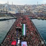 Deniz Uğur Instagram - İnşallah iyisinizdir millet. Biz ailece salgından etkilendiğimiz için hastanelerdeyiz. Şu anda vahim bir durum yok ama kendimizi çabucak iyileştirmek zorundayız bugün. İş güç beklemez. Bugünün tablosu mazlum dostu milletimiz adına gurur verici. Siz bakmayın insanlara “Arap sevici” diyerek saldıran şuursuzlara. Provokatörlerin de eskisi kadar etkisi olmuyor bence. Zulme karşı dünya çapındaki toplum baskısının sonuç vereceği ümidini taşıyalım. İnşallah yanılmayız ve kalıcı ateşkes olur. İnşallah bunun yerine geniş çaplı bir savaş görmeyiz. İnşallah bizim canımızı yakan ihanetin ve terörün bittiğini görürüz. Ortadoğu ve tüm dünya fokur fokur kaynıyor. Ama her koşulda birbirimize kenetlenip her zorluğu aşacağımızı ve her zaman vicdanımızı dinlemeye devam edeceğimizi biliyorum. Bu arada; Japonya’da 7.6’lık bir deprem olmuş. Büyük tsunami bekleniyor. Bizim bu konuda çok fazla canımız yandığından, depremle ilgili her haber insanımızı tedirgin ediyor. Kentsel dönüşümü en kısa sürede hakkıyla tamamlamak zorunda olduğumuzu unutmayalım. Vatandaş olarak da yapılan çalışmaları ve yapılarımızı kontrol etme/ettirme sorumluluğumuz var. Zamanı geriye çeviremeyiz ama her konuda olduğu gibi bu meseleyi de devlet ve millet beraber hareket edip çözmeli. Başka yolu yok. Yolsuzluk, ihmalkarlık yapıp can kaybına sebep olanlar cezalarını büyük ödemeli. Yanlışların tekrarı olmamalı. Bütün bunların takipçisi olalım, uyanık olalım. Bir arada kalalım. Allah yardımcımız olsun. #2024HızlıGeldi