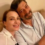 Deniz Uğur Instagram - #Countdown2Ceasefire #Goodbye2023 #Welcome2024 Bugün herkes yeni yıl mesajı yayınlayacak, herhalde tahmin edersiniz, benimki biraz kendine özgü olacak🌹 2024’te değil, her yıl, her gün, her an, bir arada, güçlü, zengin, eşit ve her anlamda özgür olabilmemiz için düstur edinmemiz gereken ilkeleri unutmayalım… İnsanlar SADECE ikiye ayrılır. İYİ insanlar ve KÖTÜ insanlar. Biz iyi olmayı seçenlerden olalım. Başkalarına kendi görüşlerimiz doğrultusunda, kendimizce tavsiyede bulunma veya eleştiri yapma hakkımız var ama bunu karşımızdakini rencide etmeyecek şekilde, saygı çerçevesinde yapma zorunluluğumuz da var. Önyargılı da davranamayız, baskı da kuramayız. Çünkü kimin samimi olup olmadığını yargılama ve kişisel tercihlerine müdahale etme hakkı bize verilmemiştir. Önyargı, dışlama, nefret, kalp kırmak en büyük risk. Rabbim “toplanın” derken ayrışmak çok büyük tehlike. Kabullenme erdeminde olmalıyız: Bazı insanlar hiçbir zaman birebir bizimle aynı yaşam biçimine sahip olmayacak. Bazılarımız hiç kapanmayacak. Bazılarımız hiç açılmayacak. Bazılarımız doğuştan bizden farklı olacak. Bazılarımız yolda tercihlerini değiştirecek. Bazılarımız ayrıştırıcı kodlar yüklenmiş bazı isim ve kelimelerden hiçbir zaman hazzetmeyecek. Ve biz sadece öze bakmayı öğrenip, eğer özde birleşebiliyorsak onları oldukları gibi kabulleneceğiz. Aksi takdirde hem milli bütünleşmeyi sağlayamayız, hem de İslam düşüncesinin TÜM dünyaya yayılmasına engel oluruz. Herkes müslüman olmak zorunda değil ve kimin iman mertebesinin daha üstün olduğuna biz değil, sadece Rabbimiz karar verir. Ben İslam düşüncesini sonuna kadar savunurum ama inanışı farklı olan gayrimüslim vatandaşlarımı da eğer “vatanseverse” savunurum. Sadece ihaneti, hainliği kabul edemem. Rabbimiz bize, kimin hayırlı, kimin hayırsız olduğunu anlayabilecek akıl bahşetmiştir. Kim sâlih amel işliyor, biz her zaman buna bakmalıyız. (Devamı yorumlarda)