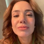 Deniz Uğur Instagram - Herkese hayırlı Cuma’lar olsun❤️ Hanımlar; Mutfak, temizlik ve giyim konusunda boykot ürünlerini eleyip kozmetik konusunda elememek olmaz. Birçok kişinin boykota katıldığı halde kozmetikte alıştığı markalardan vazgeçemediğini görüyorum. Bu konuda daha çok bilinçlenmek için kadın dayanışması yapalım mı? Mesela benim bazı dizilerimde saçlarımdaki beyazları kullanmamız gerekti, bazı işlerde de beyazları istemiyoruz. Annem kendi saçını uzun süre doğal halinde bıraktı ve ona çok yakışmıştı ama şimdi moral olsun diye kendi rengine boyatmak istiyor. Gerekli olduğunda saçımızdaki beyazları kapatmak için hangi doğal yöntemleri kullanabiliriz? Doğal yöntemler yeterince kapatıcı mıdır? Veya yerli saç boyası markaları önerebilir misiniz? Kuaförlerimiz yerli saç boyası kullanıyor mu? Ayrıca cilt bakımı ve makyaj malzemeleri konusunda da yerli/doğal ürün önerilerinizi yazın lütfen. Tecrübeleri birinci ağızdan duymak önemlidir. Nereden, nasıl elde edileceğini ve kullanım tecrübelerinizi de paylaşırsanız sevinirim. Aman dikkat edin, yazdıklarınız yasal, onaylanmış ve gerçek ürünler olsun. Böylece herkes faydalanabilir. Şimdiden teşekkürler. #BoykotaDevamTürkiyem🇹🇷