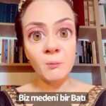 Deniz Uğur Instagram – Pandemi sırasında Instagram serîsi yaptığım #Queen karakterini hatırlayanlar vardır. Dünya gündemindeki olayları aktarıyordum. Küreselcileri ve kan emici sistemi ti’ye alıyordum. Bazıları herkes gibi güzel güzel fotoğraflar paylaşmadığım için takipten çıkmıştı. Delirdiğimi filan sanmışlardı. Ah be arkadaşlar; Nerelerdeydiniz? Yalnızlık çok zordu.
🇵🇸🌍🇹🇷
#FreeFreePalestine