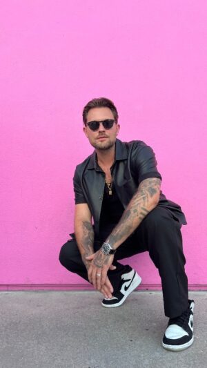 Dennis Jauch Instagram - The #PinkWall made me do it 🕺🏼