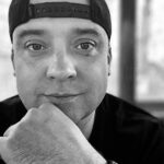Denys Rodnianskyi Instagram - У каждого из нас есть двое предков в первом поколении (Папа/Мама), четверо предков во втором поколении (бабушки/дедушки), восемь - в третьем поколении, и т.д. Правильно? А теперь прикол: в 40-м поколении (это всего лишь начало 11-го века) у всех нас, ныне живущих должно было быть 1000 миллиардов предков. Такое количество людей, НЕ жили на Земле за всю историю нашего вида... Может мы все родственники? В чём фокус, кто знает? #денисроднянский