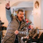 Denys Rodnianskyi Instagram - We will, we will ROCK YOU!!! Это «БУМ» микрофон на удочке, на который пишут звук на площадке. Кроме того, каждого актёра ещё озвучивают маленьким микрофоном под названием «петличка». Фото: @o.subotinas #сериалпес #никитапанфилов #михаилжонин #денисроднянский #wewillrockyou