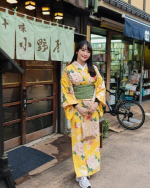 Devi Kinal Putri Instagram - enjoy my family photo shoot session with @sweet.escape team! 
di Asakusa dengan kimono.
helpfull dan santai banget, cocok lah untuk foto keluarga supaya ada foto sama-sama yang proper hihihi
.
Pake promo aku ya!
KINAL10 (10% off + 10 extra downloadable photo quota for photoshoot in all available SweetEscape destinations) 
#family #asakusa #japan