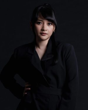 Devi Kinal Putri Instagram - .
@kinalputridevi salah satu talent yang pengen banget aku handle dari dulu, karakternya yang sat set dari jaman dia jadi kapten, bikin aku ngerasa cocok kerja sama dia. Setelah tahun 2023 coba handle dia tanpa ekspektasi apapun, ternyata dia banyak di lirik brand untuk target family dan mom, bener bener bawa warna baru di hainick! Lets go mommy kaluna!! Dan selain itu mempertemukan @kinalputridevi dan @jcvrnd19 dalam 1 rumah kembali adalah hal yang berharga banget!!! 
.
Photo by @bricolageworks 
Comcard photo by @samuelnicko.h 
Makeup & Hair Team: @deakarhitawinata @bytitaniafdlh
Hair stylist:  @ovindaditya
Manage : @hainickreatif
Creative Director : @nikita.rosalini
.
#talent #managementtalent #hainick2024 #kinal #devikinalputri