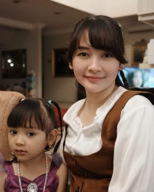 Devi Kinal Putri Instagram - dulu aku waktu kecil gak begitu feminim, tapi pas kuliah emang citacitanya mau jadi princess, tapi karna imejnya lebih ke binaragawan jadi jarang banget dikasih dress feminim dulu di grup.
wkwkwkk
plot twist anaknya yang beneran feminim banget🙏🏻🥲🩷
gemesnya.