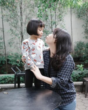 Devi Kinal Putri Instagram - cafe💕 
slide terakhir foto halloween🎃