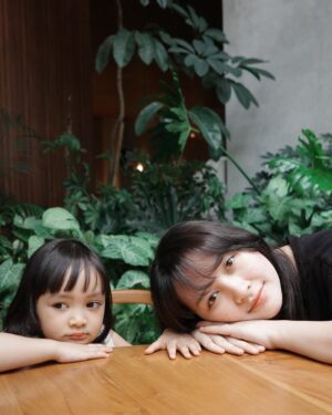 Devi Kinal Putri Instagram - satu minggu tanpa matahari jakarta🤝🏻
panas juga si tapi hahahaha
anakku matanya besar sekali🤣