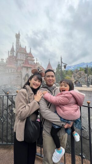 Devi Kinal Putri Instagram - 2,5 jam ngantri. 
1 jam gendong kal tidur siang, hahahaha
kenapa ga beli fast pass? udah habis guys🥺😭 tapi pengen banget naik ini karna kata orang sebagus itu.
ternyata iyaa bagus banget.
walau kaki jadi jompo
. untung cuacanya bagus jadi antri kaya gini gapapa hehehe
.
kal awalnya pikir ini monster jadi takut, tapi setelah ke wahana ini dia jadi fans beauty and the beast hahaha.
.
.
semoga bisa lihat beauty and the beast lagi😭🩷🙏🏻