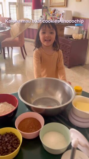Devi Kinal Putri Instagram - Diusahakan setiap weekend kita buat sesuatu sama-sama.
baking yang paling aku suka dan kal juga suka si (kayanya)
cookies chocochip.

butter 115gr
gula putih 1/2 cup
brown sugar 1/2 cup
telur 1
baking soda 1/2tbs , garam 1/2tbs, vanilla 1 tbs
terigu 1 1/3 cup
chocochip dark choco 1 cup.

gampang bgt.
btw kalau mau lebih gendut keatas harus masuk kulkas dulu ya adonannya.

masuk oven 175 derajat 10-12 menit azaa.