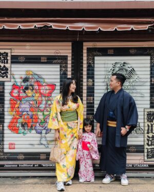 Devi Kinal Putri Instagram - enjoy my family photo shoot session with @sweet.escape team! 
di Asakusa dengan kimono.
helpfull dan santai banget, cocok lah untuk foto keluarga supaya ada foto sama-sama yang proper hihihi
.
Pake promo aku ya!
KINAL10 (10% off + 10 extra downloadable photo quota for photoshoot in all available SweetEscape destinations) 
#family #asakusa #japan