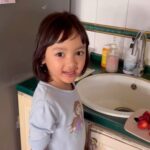 Devi Kinal Putri Instagram – ini wishlist kaluna, akhirnya dikabulkan bunda.
seru banget😝😝😝😎
.
.
#tanghulu #cookingwithlove #candiedfruit