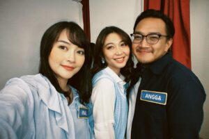 Devi Kinal Putri Instagram - doa dulu aja ya! wkwkwk
jangan lupa nnti nntn jam 19.30 di mnc tv ya!
team awan!
