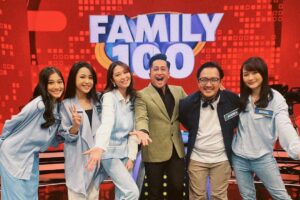 Devi Kinal Putri Instagram - doa dulu aja ya! wkwkwk
jangan lupa nnti nntn jam 19.30 di mnc tv ya!
team awan!