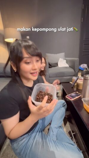 Devi Kinal Putri Instagram - terimakasih ka nikita akhirnya aku coba makanan ini wkwkwkkwkwkwk
#ulatjati