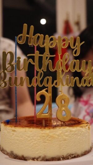 Devi Kinal Putri Instagram - memang aku agak ribet kalau ulang tahun, kata suami dan teman-temanku.
soalnya udah bawel dari beberapa bulan sebelumnya.
karena menurut aku ulang tahun harus jadi hari bahagia, 
setahun sekali. 
setiap hari hampir sama, kegiatannya udah pasti.
tapi kalau hari ulang tahun boleh kan beda sedikit.
.
tahun ini mau lebih sayang sama diri sendiri. 
kaget udah umur segini, dikirain 21 hahahaha
lebih menikmati hari-hari.
. 
bersyukur sekali ada Allah yang selalu menyertai langkahku, ada keluarga di sampingku.suami yang mengagetkan aku beli bunga wangi😘, anak cute dan bawel, teman yang selalu ada disaat gajelas dan saat bahagia, dan buat kalian semua yang selalu bersamaku semenjak aku aitakatta. wkwkwkk sayaang semuanyaa
.
semoga apa yang didoakan semua orang untukku bisa terkabul. 
aku harus selalu kuat seperti macan asia. 
tapi paling penting sehat si.
.
sempet mikir kalau ada time travel pengen deh bilang ke kinal yang umur 8 tahun yang banyak takutnya. aduh ternyata 20 tahun kemudian kamu jadi orang pemberani. Terus kamu juga dikelilingi orang baik. dan kamu bisa beli es krim pedel pop sebanyak yang kamu suka sekarang gausah takut amandel dan uang jajan abis HAHAHAH
ya gt lah #28 #kinal #birthday
