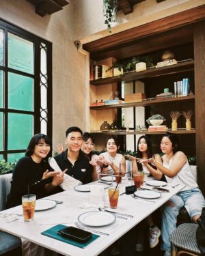 Devi Kinal Putri Instagram - Yoyon graduation lunch. 
so fun. 
🩷🩷🩷🩷🩷🩷