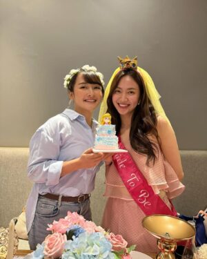 Devi Kinal Putri Instagram - definisi main dari kecil.
happy bride to be, auranya gak jelas saking ambyar sparkling terang benderang.
kenapa gue foto ama lu pas gue nikah kok lu stikerin?  wkwkwkwk
.
slide tiga disaat masih kerja bersama 24/7 ketemu.