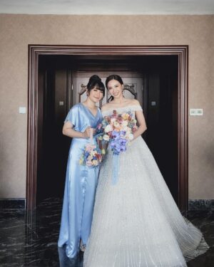 Devi Kinal Putri Instagram - Happy Wedding Day @shanju @jonatanchristieofficial , semoga kalian selalu berbahagia sampai akhir hayat nanti🩷
.
terimakasih sudah memilihku menjadi bridesmaid🩷
.
seru banget dari hari jumat seperti staycation, makan enak terus apalagi toffee puddingnya sampe makan 5 porsi.
so fun🩷
love selalu shanju jojo dan semua jajaran teman temanku yang selalu bikin ketawa🩷🩷