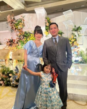 Devi Kinal Putri Instagram - Happy Wedding Day @shanju @jonatanchristieofficial , semoga kalian selalu berbahagia sampai akhir hayat nanti🩷
.
terimakasih sudah memilihku menjadi bridesmaid🩷
.
seru banget dari hari jumat seperti staycation, makan enak terus apalagi toffee puddingnya sampe makan 5 porsi.
so fun🩷
love selalu shanju jojo dan semua jajaran teman temanku yang selalu bikin ketawa🩷🩷