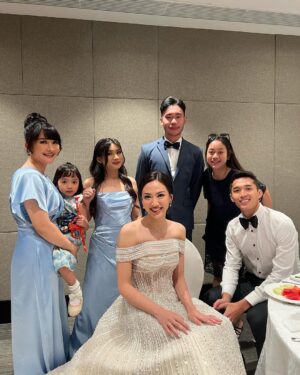 Devi Kinal Putri Instagram - Happy Wedding Day @shanju @jonatanchristieofficial , semoga kalian selalu berbahagia sampai akhir hayat nanti🩷
.
terimakasih sudah memilihku menjadi bridesmaid🩷
.
seru banget dari hari jumat seperti staycation, makan enak terus apalagi toffee puddingnya sampe makan 5 porsi.
so fun🩷
love selalu shanju jojo dan semua jajaran teman temanku yang selalu bikin ketawa🩷🩷