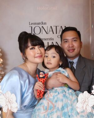Devi Kinal Putri Instagram - Happy Wedding Day @shanju @jonatanchristieofficial , semoga kalian selalu berbahagia sampai akhir hayat nanti🩷
.
terimakasih sudah memilihku menjadi bridesmaid🩷
.
seru banget dari hari jumat seperti staycation, makan enak terus apalagi toffee puddingnya sampe makan 5 porsi.
so fun🩷
love selalu shanju jojo dan semua jajaran teman temanku yang selalu bikin ketawa🩷🩷