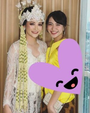 Devi Kinal Putri Instagram - definisi main dari kecil.
happy bride to be, auranya gak jelas saking ambyar sparkling terang benderang.
kenapa gue foto ama lu pas gue nikah kok lu stikerin?  wkwkwkwk
.
slide tiga disaat masih kerja bersama 24/7 ketemu.