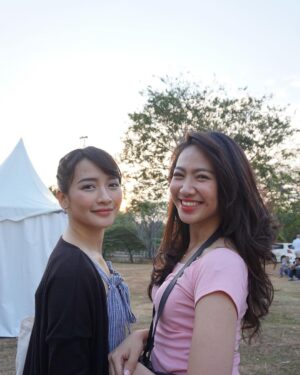 Devi Kinal Putri Instagram - definisi main dari kecil.
happy bride to be, auranya gak jelas saking ambyar sparkling terang benderang.
kenapa gue foto ama lu pas gue nikah kok lu stikerin?  wkwkwkwk
.
slide tiga disaat masih kerja bersama 24/7 ketemu.