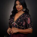Dhanya Ananya Instagram - your moon like earrings 🌙 ✨ Designer- @akhila_the_couturier @aksha__designs Artist - @kanmaniii3 Shoot Director- @avrilvarghese @goldenpushers Photography- @rijil_kl Makeup- @makeover_by_aswathyprasanth Ornaments- @havana.lady